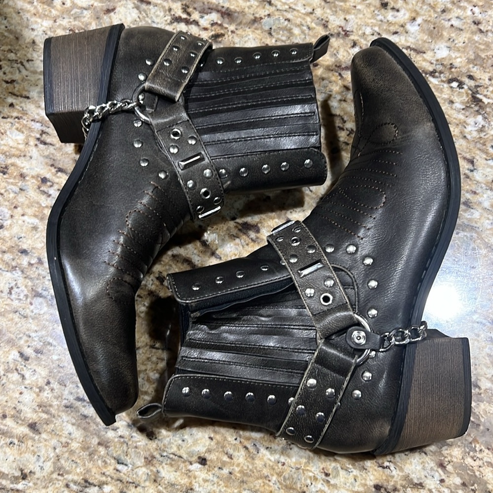 Coconuts by Matisse Black Ankle Boots with Silver Accents - Picture 6 of 13